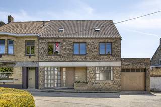 Ruime woning op 980m² met 5 slaapkamers te koop op de markt van Lo-Reninge.De zuidgerichte tuin, gunstig EPC en ruime woonoppervlakte zijn enkele...