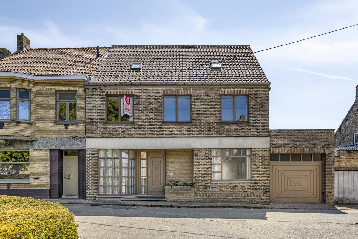 Ruime woning met 5 slaapkamers, tuin en garage te Lo-Reninge. - foto 1