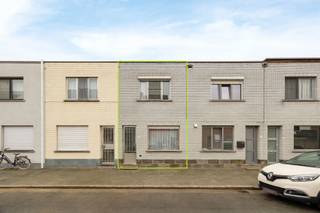 <p><span>Gezinswoning met twee slaapkamers en tuin in een rustige buurt</span></p><p><span> </span></p><p><span>Op zoek naar een woning op een uitstekende locatie die je volledig naar eigen smaak kan opfrissen? Deze leuke gezinswoning in de Jozef Van Esschestraat biedt heel wat mogelijkheden! De woning geniet van een zeer goede ligging, net op de rand tussen Sint-Katelijne-Waver en Mechelen. Scholen, winkels en openbaar vervoer zijn allemaal op enkele honderden meters van de woning te vinden. Op slechts 10 minuten staat u met de fiets op de Grote Markt van Mechelen en op de Markt van Sint-Katelijne-Waver. Voor wie pendelt naar het werk zijn beide Mechelse stations vlot bereikbaar. Met de wagen staat u via de Tangent of de R6 in enkele minuten op de E19 Antwerpen/Brussel. Een geschikte locatie voor iedereen! </span></p><p><span> </span></p><p><span>De leeftijd van de woning geeft niet weer in welke uitstekende staat het pand zich bevindt. Bovendien werden er door de jaren heen ook enkele nuttige investeringen gedaan. Zo werd in 2020 een nieuwe gasketel gemonteerd en beschikt de woning over maar liefst drie lucht/lucht warmtepompen. Om deze warmtepompen zo efficiënt mogelijk te laten draaien kozen de eigenaars er voor om in 2023 zonnepanelen te plaatsen. Heel wat bruikbare investeringen voor de toekomst van de woning.</span></p><p><span> </span></p><p><span>Indeling:</span></p><p><span>Gelijkvloers</span></p><p><span>-Grote open leefruimte</span></p><p><span>-Keuken + bijkeuken</span></p><p><span>-Badkamer</span></p><p><span>-Aparte wc</span></p><p><span>-Berging</span></p><p><span>-Tuin</span></p><p><span> </span></p><p><span>Eerste verdieping</span></p><p><span>-Slaapkamer 1</span></p><p><span>-Slaapkamer 2</span></p><p><span> </span></p><p><span>Troeven:</span></p><p><span>-Rustige en centrale locatie</span></p><p><span>-Mogelijkheden tot het eigen maken van de woning</span></p><p><span>-Geen renovatieverplichting</span></p><p><span>-Zonnepanelen</span></p><p><span> </span></p><p><span>Ben jij geïnteresseerd in deze woning met twee slaapkamers in Sint-Katelijne-Waver, ben je op zoek naar ander vastgoed of wens je de waarde van jouw eigendom te kennen? Dan ben je bij BOLT immo aan het juiste adres! Wij helpen jou graag verder.</span><span> </span></p><p><span> </span></p><p><span> </span></p><p><span> </span></p>
