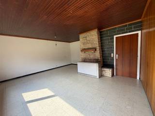 <p><span>HOB met zonnige tuin en garage.</span></p><p><span>Indeling: inkomhal, apart toilet, ruime leefruimte, keuken met lichtrijke veranda, badkamer met lavabo en inloopdouche, berging.</span></p><p><span>Op de eerste verdieping zijn er drie slaapkamers waarvan een heel ruime kamer. </span></p><p><span>Garage (voorziening voor wasmachine) met zolderruimte.</span></p><p><span>Zonnige tuin met terras. </span></p><p><span>Momenteel hoge EPC waarde maar zal door luchtwarmte verwarming naar een label C gaan vanaf januari.</span></p><p><span>Bezoek na afspraak met Anouk van Pattymo <span>anouk@pattymo.be</span></span><span> 0476635628</span></p>