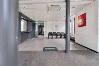 Stijlvol en karaktervol kantoorgebouw, gelegen in het centrum van Hamme, combineert een uitstekende zichtbaarheid met een functionele en moderne inrichting en ruime parkeergelegenheid. <br /><br />Het pand beschikt over vijf volwaardige kantoorruimtes, ontworpen met aandacht voor comfort en productiviteit. Op de eerste verdieping bevindt zich bovendien een afzonderlijke vergaderruimte. Er is een volledig uitgeruste keuken en er zijn aangename ontspanningsruimtes voorzien.<br /><br /><strong>Troeven van het pand:</strong><br />- Centrale en zichtbare ligging in het hart van Hamme<br />- 5 ruime kantoorruimtes<br />- Afzonderlijke vergaderruimte<br />- Professionele ontvangsthal met onthaalruimte<br />- Keuken en personeelsruimte<br />- 8 private parkeerplaatsen<br />- Vlotte bereikbaarheid via openbaar vervoer en belangrijke invalswegen<br /><br />- EPC: energiescore niet-residentieel LABEL C<br />Het perceel te Hamme, met perceelnummer B213P bevindt zich niet in een risicozone voor overstromingen, G-score: B P-score: B.<br />Stedenbouwkundige inlichtingen: in aanvraag sinds 23 juni 2026.<br /><br />Dankzij de combinatie van locatie, uitstraling en functionaliteit biedt dit pand een uitstekende opportuniteit voor ondernemers die hun activiteiten willen uitbouwen op een strategische locatie. Er zijn mogelijkheden betreft aankoop, huur of huurkoop. <br />Voor meer informatie, contacteer Apers Taghnee via taghnee@kmovastgoed.be of via +32 475 42 89 58.