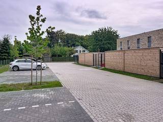 Deze HOB op lot 6 is gebouwd op een perceel van 222 m² en achteraan ontsloten door een uitweg die uitgeeft op jouw eigen parkeerplaats. De tuinomheining en tuinhuis zijn inbegrepen in de prijs.<br />GLVLS: inkom, wc, ruime living met ingerichte keuken met eiland en berging. De grote aluminium raampartijen zorgen voor veel lichtinval.<br />1ste VERD.: drie slpk, wc, badk. met ligbad, douche en badmeubel met dubbele lavabo en berging.<br /><br />Energieneutrale woning (E-peil -14! = A+label) dankzij het doorgedreven isolatiepakket, warmtepomp met vloerverwarming (+ koeling), zonnepanelen (6480 wp) en ventilatiesysteem D. Hiermee voldoe je aan de toekomstige normen en bespaar je uitermate op je woonkost.<br /><br />Ideaal gelegen in residentiële omgeving vlakbij tramhalte en vlotte fietsverbinding naar centrum Gent. Winkels en scholen zijn vlakbij. <br /><br />De kers op de taart? Een nieuwbouwwoning die sneller beschikbaar is én je eigen keuken, badkamer, vloeren etc. kiezen! Voor de binnenafwerking kan je rekenen op de begeleiding én expertise van ons team en onze partners<br /><br />De vermelde prijs is excl. btw en kosten.<br />Meer info via 09 280 60 60 of info@durabrik.be<br />Download de brochure op https://durabrik.immo/wondelgem<br /><br />* Afbeeldingen en oppervlaktes zijn indicatief.