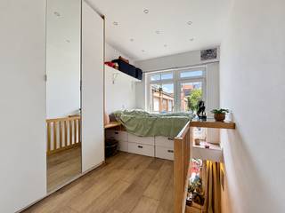 ETTERBEEK: We Invest biedt u deze mooie studio/duplex aan in uitstekende staat, ideaal gelegen vlakbij alle voorzieningen, het Jubelpark en de Europese Commissie.<br />Het appartement bevindt zich op de begane grond en is als volgt ingedeeld: een beveiligde inkomhal met gepantserde deur, een lichte woonkamer met een open, volledig ingerichte keuken, en een trap die naar de bovenverdieping leidt, waar zich het slaapgedeelte, een doucheruimte en een toilet bevinden.<br />De woning beschikt bovendien over toegang tot een grote binnenplaats aan de achterzijde van het gebouw, die een aangename buitenruimte biedt.<br />Elektriciteitscertificaat in orde<br />EPB: G<br />Een prachtige kans die u niet mag missen!<br />Info en bezichtigingen: +32 2 315 51 71<br />Meer exclusieve aanbiedingen op: www.weinvest.be