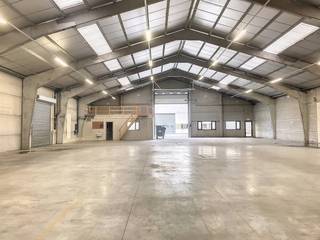 Warehouse with office of approximately 800 m² for rent in Kuurne. The warehouse is located near various access roads and the...