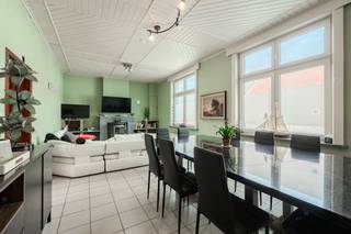 Maison à vendre avec 6 chambres, 3 salles de bains et centre de bien-être avec jacuzzi et piscine située le long de la Stationsstraat le long du canal Plassendale-Nieuport sur un terrain de 590 m². <br /><br />Disposition :<br />Rez-de-chaussée : <br />- hall d'entrée <br />- espace de vie<br />- cuisine <br />- salle de bain avec douche, baignoire et meuble vasque<br />- chambre 1<br /><br />Premier étage :<br />- salle de nuit <br />- salle de bain 2 avec douche et lavabo<br />- chambre 2 suivie d'un dressing <br />- chambre 3 <br />- chambre 4<br /><br />Grenier<br />- salle de nuit<br />- salle de bain 3 avec douche et lavabo<br />- chambre 5<br />- chambre 6 <br /><br />Sous-sol : <br />disposition : <br />- La maison est entièrement en sous-sol et dispose d'un espace bien-être (sauna et cabine infrarouge, ainsi qu'une douche à l'italienne et un vestiaire)<br />- localement avec des techniques <br />- local à vélos <br />- cave à vin<br /><br />La maison dispose d'un jardin avec plusieurs terrasses, d'une piscine, d'un jacuzzi, d'une allée menant au garage adjacent au jardin. <br /><br />Avantages :<br />- maison spacieuse avec de nombreuses possibilités<br />- sortie par un chemin de halage<br />- installations de bien-être, piscine et jacuzzi <br />- 30 panneaux solaires <br />- chauffe-eau solaire<br /><br /><br /><br /><br /><br /><br />Registre des mesures: en cours de demande