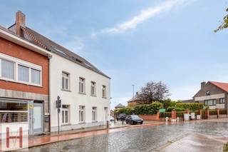 <p><span>Uniek wonen in het hart van Gierle.</span></p>
<p>Dit karaktervolle appartement op de eerste verdieping maakt deel uit van een kleinschalige residentie met slechts 3 wooneenheden. Het is gevestigd in een voor de bewoners van Gierle geen onbekend pand, namelijk het vroegere café Central, dat in 2014 volledig herbouwd werd waard authentieke charme en hedendaags wooncomfort mooi samenkomen.</p>
<p>Het appartement beschikt over een aangename en praktische indeling met een grote leefruimte, open keuken en aansluitend het terras (14m²). Verder beschikt het appartement over een badkamer met douche, een apart toilet en 3 slaapkamers waardoor het zowel geschikt is voor een groter gezin als voor wie een extra slaapkamer, bureau of hobbyruimte wenst. <br /><br />Een absolute troef is de inpandige garage alsook een gemeenschappelijke berging die beide via de trappenhal te bereiken zijn.</p>
<p>Het appartement bevindt zich aan de Singel in Gierle en dus aan het karakteristieke en geklasseerde dorpsgezicht, pal onder de kerktoren.</p>
<p>Er is een vlotte verbinding met alle invalswegen naar de omliggende dorpen en de opritten van de E34. In de nabijheid vindt u ook tal van drank- en eetgelegenheden, openbaar vervoer, winkels, etc.. . De nabijheid van het nabijgelegen natuur- en recreatiegebied van de Lilse Bergen maakt dat er ook veel mogelijkheid is tot ontspanning en recreatie.</p>
<p>Voor meer informatie of een afspraak ter plaatse kan u steeds contact opnemen met philippe@hemeldonckvastgoed.be of 014/89.66.26.</p>