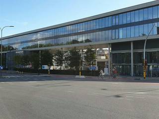 À un endroit parfaitement visible à l'angle du ring de Bruges avec la Baron Ruzettelaan, nous proposons un espace de bureau représentatif dans le centre d'affaires de haute qualité « Katelijnepoort ». Le bureau est situé au troisième et dernier étage de ce complexe moderne de nouvelle construction et a une superficie nette de 327 m². En outre, il existe la possibilité unique de louer le bureau adjacent, ce qui porte la superficie nette totale des bureaux à pas moins de 500 m².<br /><br />Le bâtiment se caractérise par une finition de haute qualité, des techniques avancées et une disposition flexible. La façade est élégamment finie en Azul Bateig (pierre naturelle portugaise) et dispose de vitrages isolants supplémentaires. À l'intérieur, vous pouvez profiter d'un confort de travail optimal grâce à des sols informatiques dotés de dalles de moquette, de plafonds acoustiques et de stores à environnement contrôlé. En termes de gestion et de durabilité, le bâtiment est également tourné vers l'avenir, équipé d'un badge sophistiqué et d'une pyramide à clés, d'une lutte contre les incendies hautement automatisée, d'une récupération des eaux de pluie et d'un système tampon d'eau.<br /><br />L'emplacement garantit non seulement une visibilité maximale le long d'une route d'accès importante, mais également une excellente accessibilité. La gare de Bruges et plusieurs arrêts de bus se trouvent à proximité immédiate, et le centre historique est également accessible à pied.<br /><br />La taxe foncière et une avance sur les frais généraux sont à la charge du locataire.<br /><br />Vous souhaitez implanter votre entreprise dans cet excellent emplacement ? Contactez-nous dès aujourd'hui pour plus d'informations ou pour planifier une visite.