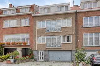 Ontdek deze ruime en lichtrijke duplex met maar liefst vier volwaardige slaapkamers, gelegen op een toplocatie in het centrum van Strombeek-Bever. Het pand maakt deel uit van een kleinschalige mede-eigendom en werd oorspronkelijk gebouwd in 1960. De woning is voorzien van een recent vernieuwde gasketel (2014) en geniet van een volledig nieuw dak (2024-2025), wat bijdraagt aan de duurzaamheid en het wooncomfort.<br /><br />Deze instapklare duplex strekt zich uit over twee verdiepingen en biedt een doordachte indeling met twee badkamers (beide uitgerust met douche, dubbele lavabo en toilet), een aangename leefruimte en vier ruime slaapkamers, ideaal voor grote gezinnen of wie graag extra bureauruimte wenst. Dankzij de EPC-score C en de conforme elektriciteit, bent u verzekerd van een energiezuinige en veilige woonomgeving.<br /><br />Daarnaast beschikt de woning over een aparte berging, een gedeelde oprit en garage, wat in de buurt een absoluut pluspunt is.<br /><br />De ligging combineert vlotte bereikbaarheid met alle voorzieningen op wandelafstand: scholen, winkels, openbaar vervoer en belangrijke invalswegen zijn binnen handbereik.