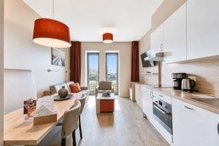Ontdek dit sfeervol ingerichte appartement in het geliefde vakantiedomein Duinenzicht in Westende. Gelegen op korte wandelafstand van zee en strand, combineert dit appartement een rustige omgeving met een uitstekende ligging aan de kust. Het appartement wordt verkocht onder het erfpachtstelsel en maakt deel uit van het professioneel beheerde verhuurconcept van Holiday Suites, wat garant staat voor een zorgeloze eigendom en een perfect onderhouden accommodatie.<br /><br />Het appartement werd ingericht met een inkomhal als slaapplaats voor 3 personen, een lichtrijke leefruimte met bijhorende slaapbank (2 personen), open en volledig ingerichte keuken die toegang biedt tot het zonneterras achteraan en een badkamer met douche, toilet en lavabo.<br /><br />U kunt kiezen uit drie verschillende exploitatieformules (Flex invest, Pro invest, Holiday plus), met flexibele combinaties van eigen gebruik en verhuur. Zo geniet u niet alleen zelf van uw verblijf aan zee, maar haalt u tegelijk rendement uit uw investering. Het appartement beschikt over een aangename leefruimte met open keuken, een terras en een slaaphoek met stapelbed, ideaal voor een comfortabel verblijf aan de kust.<br /><br />Vraag nu uw bezoek aan! Ref. MI24323