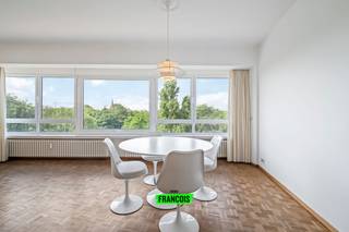 Gelegen aan de Hendrik Serruyslaan, treffen we dit magnifieke appartement aan. Het pand werd smaakvol ingericht door architecten De Bruycker-De Brock, en biedt u een hoogwaardig wooncomfort. Daarenboven zijn er enkele unieke elementen zoals brede raampartijen, authentieke parketvloeren en talrijke ingebouwde maatkasten. <br /><br />De inkomhal leidt u naar de woonkamer. Deze zeer lichtrijke leefkamer biedt tal van mogelijkheden dankzij het riante oppervlak. Hier heeft u een fraai uitzicht over de groene omgeving. Aanpalend is er de keuken die voorzien is van de nodige apparatuur en kastruimte. <br /><br />Achterin het pand zijn er twee volwaardige slaapkamers. U heeft hier tevens een breed, zongericht balkon. <br /><br />In de badkamer is er zowel een douchecabine als een bad aanwezig. <br /><br />Tot slot is er nog de mogelijkheid tot aankoop van een autostaanplaats in het aanpalende complex. <br /><br />Bent u op zoek naar een volledig instapklaar appartement, in het bruisende hart van Oostende? <br /><br />Aarzel dan niet en neem contact op voor meer info of een afspraak! <br /><br />