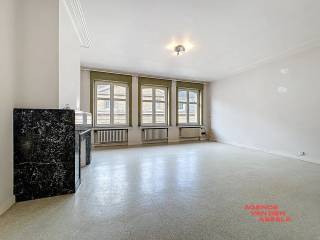 Dit ruim appartement bevindt zich in het hart van het historische Brugge, een locatie die synoniem staat voor karakter en gezelligheid. Met...