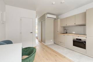 <span><strong>**Vraag uw brochure op/bezoek aan**</strong></span><br /><br />Op een steenworp van het centrum van Leuven kan je dit opbrengstpand met 5 vernieuwde studio's terugvinden. We bevinden ons dus in de begeerde omgeving van Gasthuisberg en ook een vlotte bereikbaarheid met het openbaar vervoer en een aansluiting op tal van verbindingswegen. Kortom zitten we op een toplocatie met allerlei faciliteiten in de buurt!<br /><br />Alle studio's zijn bemeubeld en beschikken over een volledig geïnstalleerde keuken, privatieve badkamer en enkele beschikken over een privatieve buitenruimte. Kortom, deze studio's bieden alles voor jong professionals en studenten op zoek naar een comfortabele woonplek op de stadsgrens.<br /><br />UNIT 00.01: Studio gelijkvloerse verdieping (25,85 m2), privatieve keuken, badkamer, aparte slaapruimte en privatief terras.<br />UNIT 00.02: Studio gelijkvloerse verdieping (28,63 m2) achterzijde, privatieve keuken, badkamer en privatief terras.<br />UNIT 00.03: Studio gelijkvloerse verdieping (23,76 m2) achterzijde, privatieve keuken, badkamer, aparte slaapruimte en privatief terras met uitzicht op groen.<br />UNIT 01.01: Studio eerste verdieping (25,66 m2), privatieve keuken, badkamer en aparte slaapkamer.<br />UNIT 02.01: Studio tweede verdieping (22,31 m2), privatieve keuken, badkamer en aparte slaapkamer. <br /><br /><span><strong>Op zoek naar een investering met onmiddellijk rendement? Dan ben je hier op het juiste adre</strong></span>s!<br /><br /><span><strong>Interesse? Vraag je brochure op en plan uw bezoek in met onze Expert Investeringsvastgoed: jack@connect-immo.be of 0495 53 46 49</strong></span><br /><br />EPC 00.01: 30 kWh/m² - 3535116<br />EPC 00.02: 49 kWh/m² - 3535173<br />EPC 00.03: 26 kWh/m² - 3535383<br />EPC 01.01: -12 kWh/m² - 3535253<br />EPC 02.01: 14 kWh/m² - 3535220