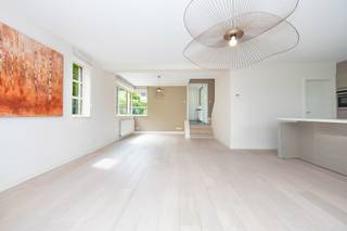 A RHODE-SAINT-GENESE, ravissante maison 3 façades située dans un petit clos. Déployant une superficie de ±200 m² le tout agrémenté d’un agréable jardin de ±120m², joliment arboré. Le rez-de-chaussée accueille un séjour lumineux de ± 40m² s'ouvrant sur la terrasse et le jardin, une cuisine américaine entièrement équipée. À l’étage, vous découvrirez 3 chambres ( ±18m² ±13m²± 12m²) ainsi qu’un espace bureau ouvert de ±8m², 1 salle de bains + 1 salle de bains avec douche séparée. Nombreux rangements. Grenier. Garage 1 voiture et deux emplacements de parking extérieurs. Le sous-sol dispose d'une cave ±35m². Un bien chaleureux et idéal pour une famille – Coup de cœur assuré ! PEB : B <br /><br /><span>Niveau RDC</span><br />- Hall d'entrée <br />- WC invités <br />- Séjour de ±40m² avec accès terrassse / jardin <br />- Cuisine USA full équipée avec arrière cuisine<br />- Accès garage 1 voiture <br /><br /><span>Niveau 1er</span><br />- Hall de nuit avec espace bureau ouvert<br />- 3 chambres <br />- 1 Salle de bains (baignoire, douche séparée, double lavabo, WC)<br />- 1 Salle de bains (baignoire / douche, lavabo, WC) <br />- WC<br /><br /><span>Sous-Sol</span><br />- Cave avec espace buanderie<br /><br />Système d'alarme<br /><br />2 emplacements de parking extérieurs