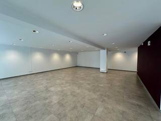 Handelspand van ca. 165 m² te huur in de Stationsstraat te Waregem, op wandelafstand van het station en het centrum van Waregem. Door de centrale ligging en de grote raampartijen, geniet het pand van een goede visibiliteit en een vlotte bereikbaarheid.<br /><br />Specificaties:<br />- Handelspand van ca. 165 m²<br />- Kitchenette<br />- Sanitaire voorziening<br /><br />Op zoek naar bedrijfsvastgoed bestaande uit een handelspand te huur in Waregem? Aarzel dan niet om ons te contacteren op het nummer 056 21 11 11.