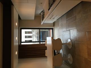 <p>Opgefriste appartement op de 1ste verdieping ideaal als investering. </p>

<p>Je komt binnen in een ruime woonkamer met veel lichtinval, een sierhaard en een mooie parketvloer. Verder is er een apart toilet en een handige berging met plaats voor een wasmachine. De keuken is groot, goed onderhouden en volledig uitgerust. Zowel de keuken als de leefruimte geven uit op het balkon aan de voorkant.</p>

<p>Achteraan zijn er twee slaapkamers. De eerste heeft rechtstreeks toegang tot het terras. De tweede kamer beschikt over ingebouwde kasten en kan ook naar het terras. De badkamer is netjes in orde en recent vernieuwd met een douche en een dubbel lavabomeubel.<br /><br />Troeven: </p>

<ul><li>Op wandelafstand van de winkels en de markt</li><li>Gunstige EPC (B)</li><li>Elek. conform </li></ul>