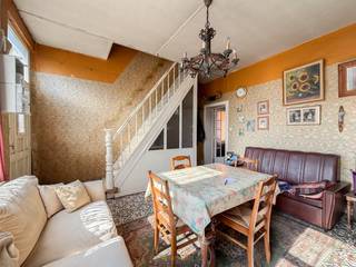 HALFOPEN BEBOUWING met RENOVATIEPOTENTIEEL, gelegen op een UITERST RUIM PERCEEL van ca. 1.365 m² . Deze eigendom biedt de IDEALE OPPORTUNITEIT voor wie een woning volledig naar EIGEN SMAAK wenst te vernieuwen en zo een AANGENAME GEZINSWONING met RUIME TUIN wil creëren. Dankzij de GUNSTIGE LIGGING geniet u van een VLOTTE BEREIKBAARHEID naar INVALSWEGEN, winkels, scholen en andere voorzieningen.<br />De indeling gaat als volgt: bij binnenkomst komt u terecht in de knusse woonkamer. Aansluitend bevinden zich een eetkamer en een te renoveren keuken. Op de 1ste verdieping geeft de nachthal toegang tot 3 slaapkamers. De zolderverdieping biedt bijkomende uitbreidingsmogelijkheden voor extra kamers, hobbyruimte of opslag. Buitenshuis beschikt deze eigendom over een ruime oprit, een garage, een terras en een uiterst diepe tuin, ideaal voor wie houdt van buitenruimte en groen.<br /><br />EPC: 1115kWh/m², G-score en P-score A, Renovatieplicht van toepassing, Bestuursmaatregelen in het maatregelenregister: Neen