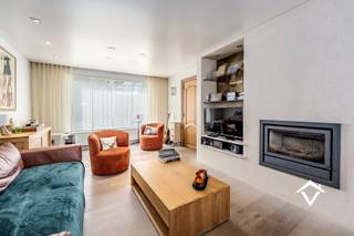 Deze instapklare, gerenoveerde woning is gelegen in een rustige kindvriendelijke woonwijk 'T Biezenhof. Met zijn topligging is het centrum van Roeselare, vele winkels, ontspanningsmogelijkheden en de autosnelweg nabij. <br /><br />De woning zelf beschikt over, op het gelijkvloers: voortuin - inkomhal - toilet - lichtrijke woonkamer - keuken met eiland en aparte berging - ruime wasplaats en garage met oprit - terras - tuin - tuinhuis - parkeerplaats voor de garage. <br />Op de eerste verdieping hebben we: 3 grote slaapkamers - badkamer met instapdouche en meubel. Toegang tot de geïsoleerde zolder. <br /><br />Troeven:<br />- Attest goedgekeurde elektriciteit. <br />- Regenwater 7.500l <br />- 12 Zonnepanelen, laadpaal aanwezig<br />- Rustige, optimale ligging<br />- Gunstig EPC<br />- Instapklaar! <br />- Rolluiken aanwezig<br /><br />Plan nu je bezoek in! Misschien wordt deze rustig gelegen woning wel uw droomwoning.