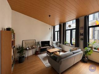 <p><span>Description</span></p><p><span>Cozy 1-bedroom apartment for rent in the Sint-Antoniusstraat in Antwerp! The apartment is located on the second floor and features a spacious and bright living space thanks to the large windows that provide a pleasant natural light. The building has an elevator, which makes the apartment easily accessible. Adjacent to the living space is the fully equipped open kitchen, equipped with all contemporary comforts and plenty of storage space thanks to the many cabinets. The spacious bedroom offers ample space for a double bed and extra closet space. The bathroom is equipped with a shower, a sink and a toilet. In addition, the apartment has a separate storage room with connections for both a washing machine and a dryer, providing extra practical comfort. Thanks to its central location in Antwerp, stores, restaurants, public transport and other amenities are within walking distance. All utilities are charged individually.</span></p><p><span> </span></p><p><span>Apartment Information</span></p><ul><li><span>Spacious living space with adjacent open kitchen and office.</span></li><li><span>Kitchen with </span><span>gas cooker, sink and lots of storage cupboards.</span></li><li><span>Bathroom with shower, toilet and sink.</span></li></ul><p><span> </span></p><p><span>General information</span></p><ul><li><span>Rental price: 850 EUR/month.</span></li><li><span>Fixed costs: 60 EUR/month (maintenance and consumption of common parts).</span></li><li><span>Availability: from 1/08/2026</span></li><li><span>Guarantee: 3 months.</span></li><li><span>Consumption of water, gas and electricity: individual.</span></li><li><span>Cost (compulsory) entry fee: 175 EUR excl. VAT. to be paid by both parties.</span></li></ul><p><span> </span></p><p><span>Building</span></p><ul><li><span>Static building consisting of five floors with a total of five apartments. </span></li><li><span>Elevator present.</span></li><li><span>Beautiful spacious entrance hall.</span></li><li><span>Intercom present.</span></li></ul><p><span>LOCATION</span></p><ul><li><span>Car-free street situated between Kammenstraat and Nationalestraat.</span></li><li><span>Stores, public transport within walking distance.</span></li><li><span>Heart of Antwerp.</span></li><li><span>MOBISCORE: 9,7/10!!!</span></li></ul><p><span> </span></p><p><span> </span></p><p><span>*The information in this prospect is for information purposes only: prospective tenants must make their own business of obtaining, checking and interpreting this information.</span></p><p><span> </span></p>