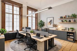 <strong>Schitterend herenhuis in eclectische stijl, gelegen in het centrum van Turnhout. Dit karaktervolle burgerhuis werd opgetrokken in 1935 naar een ontwerp van architect L. Van Ravestyn. De woning straalt authenticiteit en grandeur uit dankzij talloze bewaarde elementen zoals prachtige parketvloeren, glas-in-loodramen, hoge plafonds met rozetten en moulures,... De statige voorgevel met erker geeft de woning een unieke uitstraling. Gelegen op wandel- en fietsafstand van de Grote Markt, de winkelstraat en alle voorzieningen. Een ideaal eigendom op een centrale locatie – perfect voor wie op zoek is naar een stijlvolle woonst, kantoor of een vrij beroep aan huis.<br /><br /></strong><span>Gelijkvloerse verdieping:</span> Bij het betreden van de woning kom je terecht in een ruime inkomhal die meteen de toon zet met authentieke elementen en een warme, statige uitstraling. Binnenin wacht een indrukwekkende monumentale trapzaal met een statige eikenhouten trap en een prachtig glas-in-loodraam, die de grandeur van het interieur versterken. Vanuit de inkomhal is er toegang tot meerdere ruimtes, waaronder een ruim kantoor of ontvangstruimte aan de straatzijde – ideaal voor een vrij beroep of praktijk aan huis. <br /><br />Daarnaast zijn er nog twee royale kamers, momenteel ingericht als kantoor- en vergaderruimte. Dankzij hun flexibele indeling en elegante afwerking kunnen deze ruimtes echter ook perfect dienen als salon, eetkamer of leefruimte. Deze verdieping is dan ook uitermate geschikt voor zowel privégebruik als professionele doeleinden, met behoud van het authentieke karakter van de woning.<br /><br />Achteraan bevindt zich de ruimte keuken, die een directe verbinding heeft met het buitengebeuren. Deze buitenruimte doet momenteel dienst als parking met plaats voor maar liefst zes wagens en is bereikbaar via de Molenstraat. De buitenruimte kan perfect omgevormd worden tot een gezellige stadstuin. <br /><span><br />Eerste verdieping</span>: Op de eerste verdieping bevinden zich vier volwaardige kamers die momenteel dienst doen als kantoorruimtes. Elke kamer geniet van royale afmetingen, hoge plafonds en een overvloed aan daglicht dankzij de grote raampartijen en de centrale lichtschacht. Verder is er op deze verdieping een badkamer voorzien.<br /><br />Ook deze indeling biedt bijzonder veel flexibiliteit: de ruimtes kunnen eenvoudig worden ingericht als slaapkamers, hobbykamers of extra leefruimtes, afhankelijk van de noden van de bewoner.<br /><br /><span>Tweede verdieping</span>: De tweede verdieping telt eveneens meerdere volwaardige kamers, momenteel ingericht als bureauruimtes. Dankzij hun aangename afmetingen en de aanwezigheid van natuurlijk licht – onder andere via de lichtschacht – bieden ook deze ruimtes tal van mogelijkheden.<br /><br /><span>Bijzonderheden:</span> <br />- Volledig onderkelderd: archief en technische ruimte <br />- Airco <br />- Verwarming op stookolie d.m.v. radiatoren <br />- Achteraan parking (ca. 6 wagens) - bereikbaar via de Molenstraat<br />- Momenteel wordt het eigendom verhuurd aan € 5.427,83 per maand; de huurovereenkomst loopt nog twee jaar<br />- Het pand zit in een vennootschap – aandelen kunnen worden overgedragen<br /><br />Bekijk dit eigendom via onze interactieve grondplannen: https://deboerenpartners.virtimmocontent.be/start-visit/5323