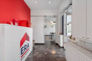 <p><u><strong>Gelieve onderstaande link volledig en correct in te vullen om een bezoek in te plannen:</strong></u><br />https://mijnhuurprofiel.be/property/0b8a9f6f-c3fe-4aa5-849b-a0e7a0c66bea<br /><br /><strong>Bent u op zoek naar een kantoorruimte? Lees dan zeker verder!</strong><br /><br />Dit gelijkvloers handelspand op een uitstekende commerciële ligging biedt veel lichtinval, een ruime vergaderzaal en een praktische indeling met kitchenette, sanitair en berging.<br /><br />Bij het binnenkomen geniet je van veel natuurlijke lichtinval en uitstekende visibiliteit — perfect als ontvangstruimte of kantoorruimte. Verder bevindt zich een ruime vergaderzaal, afgesloten met een glazen deur, wat zorgt voor een moderne en open sfeer.<br /><br />Daarnaast beschikt het pand over een aparte berging, een kitchenette en een afzonderlijk toilet, wat het geheel praktisch en volledig maakt.<br /><br />Voor meer info of een bezoek ter plaatse, aarzel niet om contact op te nemen!</p>
<p> </p>