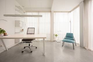 <p>TREVI presents this elegantly finished office building of approx. 290 m² in the Sint-Katelijnestraat in Mechelen. Built in 2016, the property is fully furnished for rent, enabling a fast operational setup.</p>
<p>The city-center location is excellent for both local and regional commute. Local shops and restaurants are within short walking distance. Furthermore, the nearest bus stop is a mere 160 meters away, and the train station is located under 1.5 kilometers away, making public transport access very straightforward.</p>
<p>The ground floor and upper floor provide a professional work environment with high-quality finishes. The building features underfloor heating on the ground floor, a Type D ventilation system, and a G4S alarm system.</p>
<p>The layout is clearly structured over two levels. The ground floor comprises an entrance area with ample built-in cabinetry, two separate workspaces with direct access to the garden, two meeting rooms of 20 m² each, and a multipurpose space. On the upper floor, a combination of an open-plan office and five enclosed offices delivers an ideal balance of collaboration and focus.</p>
<p>Comfort is completed by a 15 m² fitted kitchen featuring a kitchen island, induction cooktop, washing machine, and dryer, complemented by three restrooms providing three toilets in total and a shower room. Additionally, the property includes a dry basement, and bike storage space is provided at the rear of the garden.</p>
<p><b>Practical details</b></p>
<ul>
<li>
<p>Rent: € 3,200/month</p>
</li>
<li>
<p>Property tax: € 3,567.27/year, payable by the tenant (based on assessment year 2025)</p>
</li>
<li>
<p>Availability: Immediately available</p>
</li>
<li>
<p>Delivery condition: Fully furnished</p>
</li>
<li>
<p>Rental deposit: 4 months' rent</p>
</li>
</ul>
<p>Interested? Contact Simon Kareman at +32 456 02 50 18 or simon.kareman@quares-trevi.be to arrange a viewing!</p>