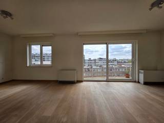 <p><span>Studio te koop in Brussel. Deze lichtrijke studio van 45 m² bevindt zich in een levendige buurt, dicht bij alle voorzieningen en het openbaar vervoer. De grote ramen zorgen voor een aangename, natuurlijke lichtinval doorheen de hele dag. Een ideale opportuniteit als investering of voor eigen bewoning. </span></p>