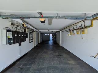 This multifunctional warehouse/garage box on the Laarsebaan offers the perfect solution for those looking for quality real estate in the...