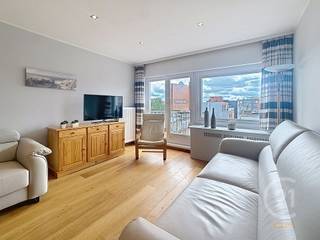 Deze verzorgde studio is centraal gelegen in Westende-Bad, op wandelafstand van het strand, winkels en horeca.<br />Bij het binnenkomen vindt u praktische ingemaakte kasten, gevolgd door een badkamer met douche en toilet.<br />Verder beschikt de studio over een functionele keuken en een ruime leefruimte.<br />De studio wordt gemeubeld verkocht en is perfect instapklaar, ideaal als tweede verblijf aan zee of als investering.