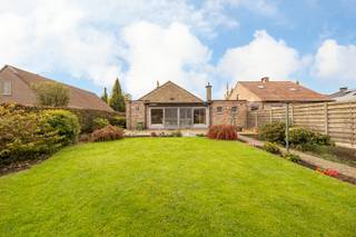 INDELINGDe inkomhal met apart toilet geeft toegang tot de leefruimte voorzien van een gashaard. Achter de leefruimte bevindt zich de keuken met...