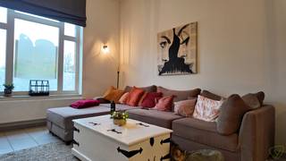 Dit goed onderhouden en charmante duplex appartement (gelijkvloers + eerste verdieping) biedt een aangenaam wooncomfort op een centrale locatie...