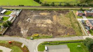 In het mooie Balen ontwikkelde Danneels negen nieuwe bouwgronden te koop aan. <br /><br />De perceelgrootte varieert van 490 m² tot 1.230 m² en deze ruime percelen combineren een mooie straatbreedte met een aanzienlijke diepte, waardoor je hier volop kan genieten van een ruime, perfect zuid georiënteerde woning met ruime tuin. <br /><br />Alle bouwgronden worden te koop aangeboden zonder bouwverplichting. Je kan dus vrij kiezen wanneer én met welke bouwpartner(s) je samenwerkt. <br /><br />De nieuwe percelen zijn gelegen langsheen de 'Zwaluwstraat' en zijn bouwklaar gemaakt.  Op de centraal gelegen locatie, in het centrum van het gehucht Schoorheide, is een ideale plek om jouw droomhuis te bouwen.<br /><br />Mis deze unieke kans niet en contacteer ons voor meer informatie.