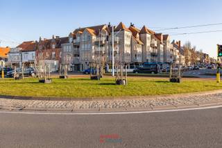 Cet appartement d’angle baigné de lumière bénéficie d’un emplacement exceptionnel au quai, à proximité immédiate de la criée, au cœur de Nieuport-Ville. Un cadre unique où charme, eau et animation se rencontrent.<br />Grâce à sa situation d’angle et à ses grandes fenêtres, l’appartement offre une belle luminosité naturelle et une vue agréable sur les environs.<br />Il comprend deux chambres confortables ainsi qu’une salle de bains avec douche à l’italienne, garantissant un confort moderne. Situé dans une résidence récente, ce bien présente également une bonne performance énergétique (PEB 103).<br />Une possibilité d’acquérir un garage très spacieux (en supplément) complète ce bien et en renforce le côté pratique.<br />Un appartement séduisant et prêt à vivre, alliant lumière, situation et confort au cœur de Nieuport-Ville.<br /><br />PEB: 103. (label B)