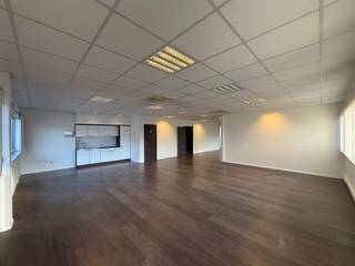 Ruime kantoorruimte in Merchtem te huur. Deze ruime kantoorruimte in Merchtem biedt een ideale werkplek voor ondernemingen die op zoek zijn...