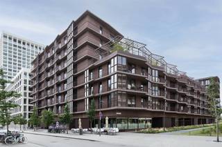 <p><span>Ontdek dit exclusieve appartement in </span><span>de architecturale parel van Robberecht en Daem</span><span>, gelegen in het gegeerde Nieuwe-Zuid.</span></p><p><span>Dit appartement combineert </span><span>hoogwaardige afwerking, duurzaamheid en hedendaags wooncomfort</span><span> met een uitzonderlijke lichtinval en prachtige buitenruimtes.</span></p><p><span>Het appartement bevindt zich op </span><span>de eerste verdieping</span><span> en werd eigenhandig ingericht met </span><span>kwalitatieve materialen</span><span>. De </span><span>naadloze gietvloer</span><span> loopt door het hele appartement en versterkt de strakke en eigentijdse uitstraling.</span></p><p><span>De leefruimte staat in directe verbinding met de </span><span>open keuken</span><span>, die volledig is uitgerust met moderne inbouwtoestellen: een </span><span>inductiekookplaat, combi-oven, vaatwasser en een Quooker-kraan</span><span> voor instant kokend of gefilterd water. Dankzij de doordachte indeling is de keuken niet alleen functioneel maar ook een uitnodigende plek voor sociale momenten.</span></p><p><span>Het appartement beschikt over meerdere buitenruimtes: een </span><span>ruim terras met zicht op de groene binnentuin en de Schelde</span><span>, een </span><span>winterterras</span><span> dat perfect kan dienen als eetkamer én een </span><span>zonneterras</span><span>.</span></p><p><span>De </span><span>brede hal</span><span> leidt naar het slaapgedeelte met twee slaapkamers: een </span><span>grote slaapkamer met ensuite badkamer</span><span>, ingericht met moderne inloopdouche en dubbele lavabo, en een tweede kamer die momenteel dienstdoet als </span><span>dressing</span><span>.</span></p><p><span>De ligging maakt dit appartement extra aantrekkelijk: vlak bij </span><span>koffiebar Barchel</span><span>, op wandelafstand van </span><span>het Zuidpark</span><span> en </span><span>de nieuwe D’Herbouvillekaai</span><span> – ideaal om volop te genieten van het bruisende stadsleven.</span></p><p><span>Bijzonderheden</span></p><ul><li><span>Hoogwaardige en duurzame afwerking</span><span> met gietvloer</span></li><li><span>Privatieve kelderberging</span><span> voor extra stockageruimte</span></li><li><span>Meerdere buitenruimtes</span><span>: terras met zicht op binnentuin, winterterras en ochtendterras</span></li><li><span>Twee slaapkamers, waarvan één ingericht als dressing</span></li><li><span>Grote slaapkamer met ensuite badkame</span><span>r</span></li><li><span>Verkoop onder registratierechten</span></li></ul><p><span>Op zoek naar een stijlvol appartement met uitzonderlijke buitenruimtes in het Nieuwe-Zuid?</span><span> Contacteer ons via <span>thomas.onzia@urbainvastgoed.be</span></span><span> of bel 03 501 97 16 voor meer informatie of een bezoek.</span></p><p><span>Bodemattest en stedenbouwkundige inlichtingen in aanvraag.</span></p><p><span> </span></p>