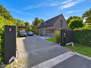 <p>Deze prachtige vrijstaande woning uit 2014 ligt op een uitzonderlijk rustige locatie, als laatste woning in een doodlopende straat in Brecht. Hier geniet je van privacy, ruimte en modern wooncomfort!</p>
<p>Via de inkomhal met vestiaire en gastentoilet bereik je de lichtrijke leefruimte met stijlvolle Italiaanse designkeuken, uitgerust met hoogwaardige toestellen en veel kastruimte. De grote raampartijen bieden een prachtig zicht op de tuin. Verder is er een aparte bureauruimte.</p>
<p>Op de eerste verdieping bevinden zich drie volwaardige slaapkamers, een badkamer met ligbad, inloopdouche en wasmeubel, een wasruimte en apart toilet.</p>
<p>De volledig omheinde, zuidgerichte tuin met verwarmd zwembad is een absolute troef! Geniet in alle privacy van de overdekte veranda en de onderhoudsvriendelijke tuin. Parkeren kan eenvoudig in de garage, carport of op de ruime oprit.</p>
<p>Dankzij de moderne technieken en de vlotte verbinding met de E19 richting Antwerpen en Breda combineert deze woning rust, luxe en bereikbaarheid!<br /><br /></p>
<p>Troeven:</p>
<ul>
<li>Vloerverwarming</li>
<li>Airco’s</li>
<li>30 Zonnepanelen</li>
<li>Uitstekende connectie met E19</li>
<li>Elektriciteit conform</li>
<li>Zeer energiezuinig</li>
</ul>
<p></p>
<p>Deze woning is te koop ZONDER makelaar via het concept van Smart Houses! Wenst u verdere inlichtingen of een bezoek? Contacteer rechtstreeks de eigenaar via +32486289120</p>