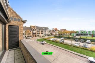 Bent u op zoek naar een ruime duplex met karakter, veel potentieel én een uitstekende ligging nabij het centrum van Blankenberge? Deze charmante woonst in de Dr. Frans Verhaeghestraat combineert ruimte, licht en comfort in een rustige, aangename omgeving.<br /><br />Bij het betreden van het appartement op de tweede verdieping van een kleinschalige residentie wordt u meteen verwelkomd in de lichtrijke leefruimte. Dankzij de zuidgerichte oriëntatie baadt deze in natuurlijk licht, en geniet u op het zonnige terras aan de voorzijde de hele dag door van een aangename buitenbeleving. Aansluitend vindt u een open keuken die perfect geïntegreerd is in de leefruimte. Als laatste is er ook een gastentoilet terug te vinden op deze etage.<br /><br />De bovenverdieping biedt plaats aan twee volwaardige slaapkamers en een derde ruime master bedroom met extra ruimte die ideaal kan ingericht worden als dressing, bureau of hobbyruimte. Ook de badkamer bevindt zich op deze verdieping. De zolder en een private kelderberging voor praktische extra opslagruimte.<br /><br />De duplex is voorzien van centrale verwarming op aardgas en dubbele beglazing, wat garant staat voor een aangenaam wooncomfort. Bovendien is er de mogelijkheid tot aankoop van een dubbele garage – een absolute meerwaarde in deze buurt.<br /><br />Bent u op zoek naar een interessante investering of een nieuwe woonst in Blankenberge? Wenst u meer informatie over de lopende regularisatieaanvraag? Aarzel niet en plan vandaag nog uw bezoek! <br /><br />