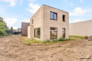 Deze halfopen nieuwbouwwoning is gelegen op een perceel van 4a68ca langs de Keuveldstraat, een doodlopende straat in het centrum van Meeuwen (Oudsbergen). Alle basisvoorzieningen zoals winkels, scholen, openbaar vervoer en sportfaciliteiten zijn op wandelafstand terug te vinden. <br /><br />De woning is als volgt ingedeeld: <br />- Gelijkvloers met inkomhal, apart toilet, woonkamer met open keuken en wasplaats/berging. <br />- Verdieping met nachthal, 3 slaapkamers, badkamer en technische ruimte. <br /><br />De woning wordt Casco+ opgeleverd en volledige afwerking is eveneens mogelijk. <br /><br />Grond 150.000 EUR + 12% verkooprechten = 168.000 EUR <br />Constructie 229.000 EUR + 21% BTW = 277.090 EUR <br />TOTAALPRIJS CASCO+ = 445.090 EUR <br /><br />Aarzel niet om ons te contacteren voor meer info of een vrijblijvend bezoek ter plekke om alle troeven te ontdekken.