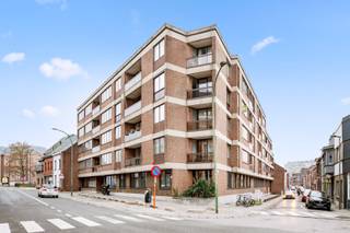 Dit instapklare appartement is gelegen in het hart van Tienen en biedt een standaard van comfort en luxe. Het appartement beschikt over een ruime leefruimte waar het zeer gezellig vertoeven is en heeft 1 slaapkamer. Het is volledig gerenoveerd in 2017, waardoor het een moderne uitstraling heeft. De bewoonbare oppervlakte van 80m² biedt voldoende ruimte voor een comfortabele leefomgeving. Daarnaast beschikt het appartement over 1 badkamer, die ook volledig gerenoveerd is. De badkamer is voorzien van moderne voorzieningen. Kortom, dit appartement biedt alles wat u nodig heeft voor een comfortabel verblijf of investering in Tienen. Neem snel contact op en boek een afspraak!