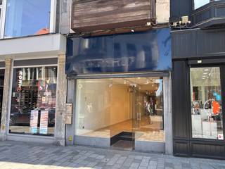In de Ooststraat te Roeselare bevindt zich dit handelspand te huur van ca. 70m² gelegen in het beste stuk van de winkelstraat. In de nabijheid...