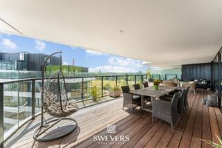 Interesse? Meer informatie op www.SWEVERS.be. - Op de zevende verdieping van een recent gebouw uit 2023 bevindt zich een luxueus en...