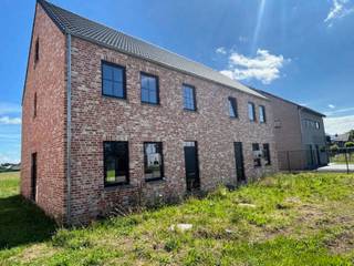 Bent u op zoek naar een hedendaagse woning waar u rustig kan genieten van de landelijke omgeving, maar toch vlakbij alle invalswegen ? <br />Bij een winddichte ruwbouw – ook wel gesloten ruwbouw genoemd – is het buitenschrijnwerk al geplaatst en het huis binnen volledig afgeschermd van de weersomstandigheden.U kan de afwerking volledig zelf bepalen volgens budget en timing. Een volledige sleutel op de deur is bespreekbaar. Deze nieuwbouw woning beschikt over een 160m2 bewoonbare oppervlakte, ruime leefruimte met open keuken met zeer veel lichtinval, berging, gastentoilet, op verdiep 2 riante slaapkamers en een badkamer, op dakverdiep is er een bijkomende kamer van 29m2 (mogelijk 2 slaapkamers), technische ruimte en grote overloop waar bureau mogelijk is. <br />Deze woning valt deels onder registratie 12% , deels onder 21% btw. <br /><br />Wenst u meer info ? Contacteer uw makelaar via nico@altro-vastgoed.be of via onze website www.altro-vastgoed.be kan u de plannen downloaden.<br /><br />Bebouwde oppervlakte : 7.60 x 10m = 76m2<br />Grondoppervlakte : 5a50ca