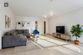 In het hart van Roeselare stellen we u graag dit ruime en energiezuinige appartement voor, gelegen op de tweede verdieping van een verzorgd wooncomplex. Met een bewoonbare oppervlakte van 108 m² en twee volwaardige slaapkamers biedt deze woonst alle ruimte en comfort die u zoekt. Het gunstige EPC-label B staat bovendien garant voor lage energiekosten en een aangenaam wooncomfort.<br /><br />De ligging in de Noordstraat vormt een groot pluspunt: op wandelafstand van de Grote Markt, shoppingcentrum De Munt en het station. Alle voorzieningen zoals winkels, horeca en openbaar vervoer bevinden zich binnen handbereik, waardoor u ten volle kunt genieten van het stadsleven.<br /><br />Daarnaast is er de mogelijkheid om een ondergrondse parkeerplaats aan te kopen, wat een belangrijke troef is op zo'n centrale ligging.<br /><br />Het appartement heeft volgende indeling:<br />- Ruime, lichtrijke leefruimte<br />- Keuken<br />- Berging<br />- 2 slaapkamers<br />- Badkamer<br />- Apart toilet<br />- Terras<br /><br />Extra kenmerken:<br />- Instapklaar en zeer lichtrijk appartement<br />- Parking in het gebouw<br />- Ideaal als investering<br />- Lift aanwezig in het gebouw<br />- Centrale ligging nabij winkels, openbaar vervoer, centrum Roeselare,...<br /><br />Deze AI-visualisaties zijn bedoeld als inspiratie. Er werd geen rekening gehouden met technische specificaties, stedenbouwkundige voorschriften of de concrete mogelijkheden tot realisatie.