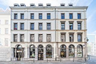 <strong>Triplex rénové | Rue Duquesnoy, cœur du Pentagone | Bruxelles</strong><br /><br />À deux pas de la Grand-Place (UNESCO), de la Galerie Bortier et de la Madeleine, dans l'emblématique rue Duquesnoy (XIXᵉ s.), ce triplex entièrement rénové de +-198 m² offre une adresse rare alliant patrimoine et standing.<br /><br />
<ul>
<li>1er niveau - L'espace de vie (± 75 m²)</li>
</ul>
· Séjour lumineux ± 45 m² <br />· Cuisine ± 15 m² <br />· Hall d'entrée ± 13 m² <br />· WC ± 2 m²<br /><br />
<ul>
<li>2e niveau - Nuit & confort (± 84 m²)</li>
</ul>
· Chambre master ± 33 m² + salle de bain privative ± 9 m² <br />· Chambre 2 ± 15 m² <br />· Chambre 3 ± 10 m² <br />· Salle de douche ± 5 m² <br />· Hall de nuit ± 11 m²<br /><br />
<ul>
<li>3è niveau - Terrasse & polyvalence (± 54 m²)</li>
</ul>
· Espace polyvalent ± 32 m² <br />· Buanderie ± 10 m² <br />· Terrasse extérieure ± 12 m² avec vue panoramique sur les toits de Bruxelles et la flèche de l'Hôtel de Ville<br /><br />
<ul>
<li>Points clés</li>
</ul>
• Rénovation complète - finitions de standing<br />• Cave privative<br />• Parking souterrain en option obligatoire : 50.000 €<br />• PEB : D<br />• Environnement immédiat : cafés, restaurants, librairies, lieux culturels<br /><br /><br />Intéressé(e) ?<br />Cliquez sur "<span>Réserver une visite</span>" en haut à droite pour choisir votre créneau en ligne.<br /><br /><strong>We Invest BXL-ALTITUDE | bruxelles.altitude@weinvest.be | 02/217.22.91</strong>