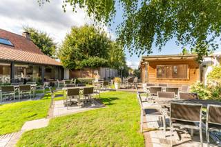 Goedgelegen charmante eigendom (op heden restaurant met feestzaal) met veel potentieel!Indeling: inkomhal, aparte toiletten, eetzaal (plaats voor 50...