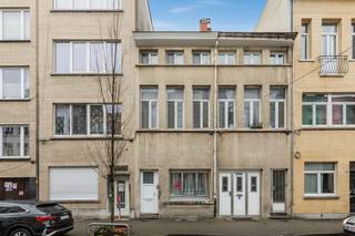 Deze woning in een rustige straat biedt tal van mogelijkheden voor wie op zoek is naar ruimte en flexibiliteit. Dankzij de vele kamers (maar...