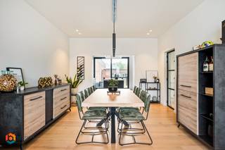 Op een uitstekende locatie te Mechelen bevindt zich dit ruim, energiezuinig gelijkvloersappartement met 2 slaapkamers en ruime tuin. Het...