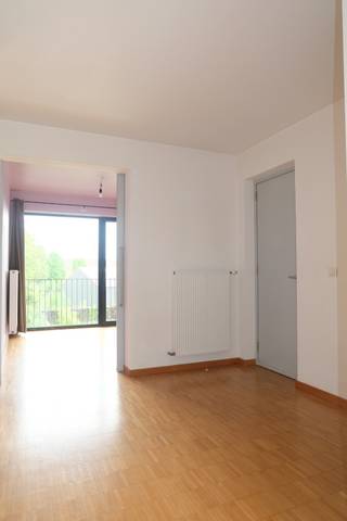 In het hartje van Deinze, vinden we in de winkelstraat dit 2-slaapkamerappartement. Winkels, scholen, ... op wandelafstand en met een...