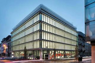 Découvrez un espace de bureau exceptionnel et totalement rénové en plein coeur du quartier d' affaires européen. A l'angle de la rue Joseph II et de la rue des Deux églises, le Joseph II 40 vous garantit un prestige sans égal pour vous développer à l'échelle internationale. Cet immeuble d'exception, avec soncaractère unique, pourrait aussi être utilisé comme salle d'exposition, salle d'évènements, etc.<br />Parking inside: 1.600 €/emplacement/an.