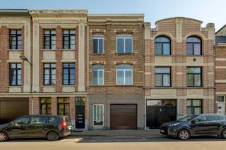 <p><strong>Move-in-ready family home with garage, studio, and south-facing garden near the Rivierenhof</strong></p><p>Conveniently located at 76 Boshovestraat, this spacious and well-maintained family home offers a generous <strong>209 m²</strong> of <strong>living space</strong>.</p><p>The home features a pleasant living area, a contemporary kitchen, and a porch that provides a lovely connection to the garden. It also has three bedrooms, making it ideal for a family.</p><p>A special highlight is the spacious, studio-style workspace with impressive ceiling height. This versatile space offers numerous possibilities and can be used as a studio, hobby room, workshop, or for a small business. The spacious garage also provides additional parking and storage space.</p><p>At the rear is the sunny, south-facing garden, which is a pleasant place to relax. The built-in garden shed also offers practical storage space for bicycles, garden tools, and other essentials.</p><p>The home is well-maintained and completely move-in ready. Thanks to its favorable <strong>EPC rating of B</strong>, there is no obligation to renovate.</p><p>The location also adds significant value. The Rivierenhof is nearby, and shops, schools, public transportation, and major access roads are easily accessible. A versatile family home with plenty of space, a pleasant garden, and exceptional opportunities for living and working.</p>