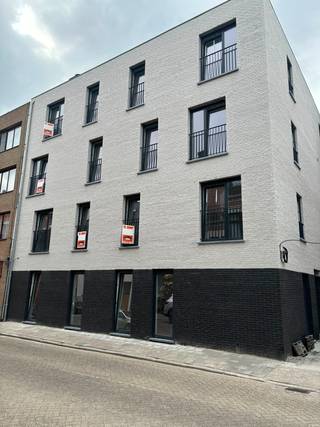 Leuk gelijkvloers appartement met 1 slaapkamer en tuintje ! <br /><br />Indeling : Inkomhal , slaapkamer , badkamer , apart toilet , woonkamer met open keuken , berging , tuin . <br />Appartement beschikt over een eigen apart inkom. <br /><br />Dit appartement wordt voorzien van vloerverwarming met warmtepomp , ventilatiesysteem , zonnepanelen , regenwaterrecuperatie . <br /><br />Autostaanplaats inbegrepen in de prijs . <br /><br />Aankoop aan het verlaagde btw tarief van 6 % mogelijk mits u aan de voorwaarden voldoet . <br /><br />Dit appartement zit momenteel in de afwerkingsfase en zal snel beschikbaar zijn.<br /><br />